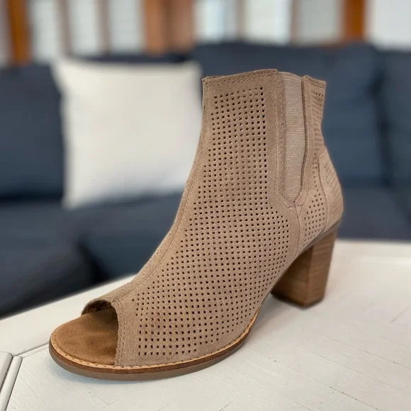 SOLD - Toms Majorca Beige Suede Peep Toe Women’s Ankle Heel Booties Size 6.5 - Picture 4 of 8